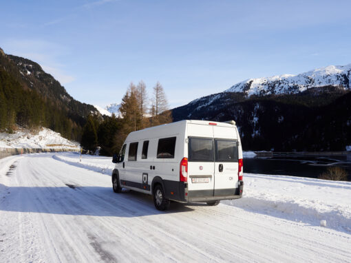 Camper Kastenwagen im Schnee